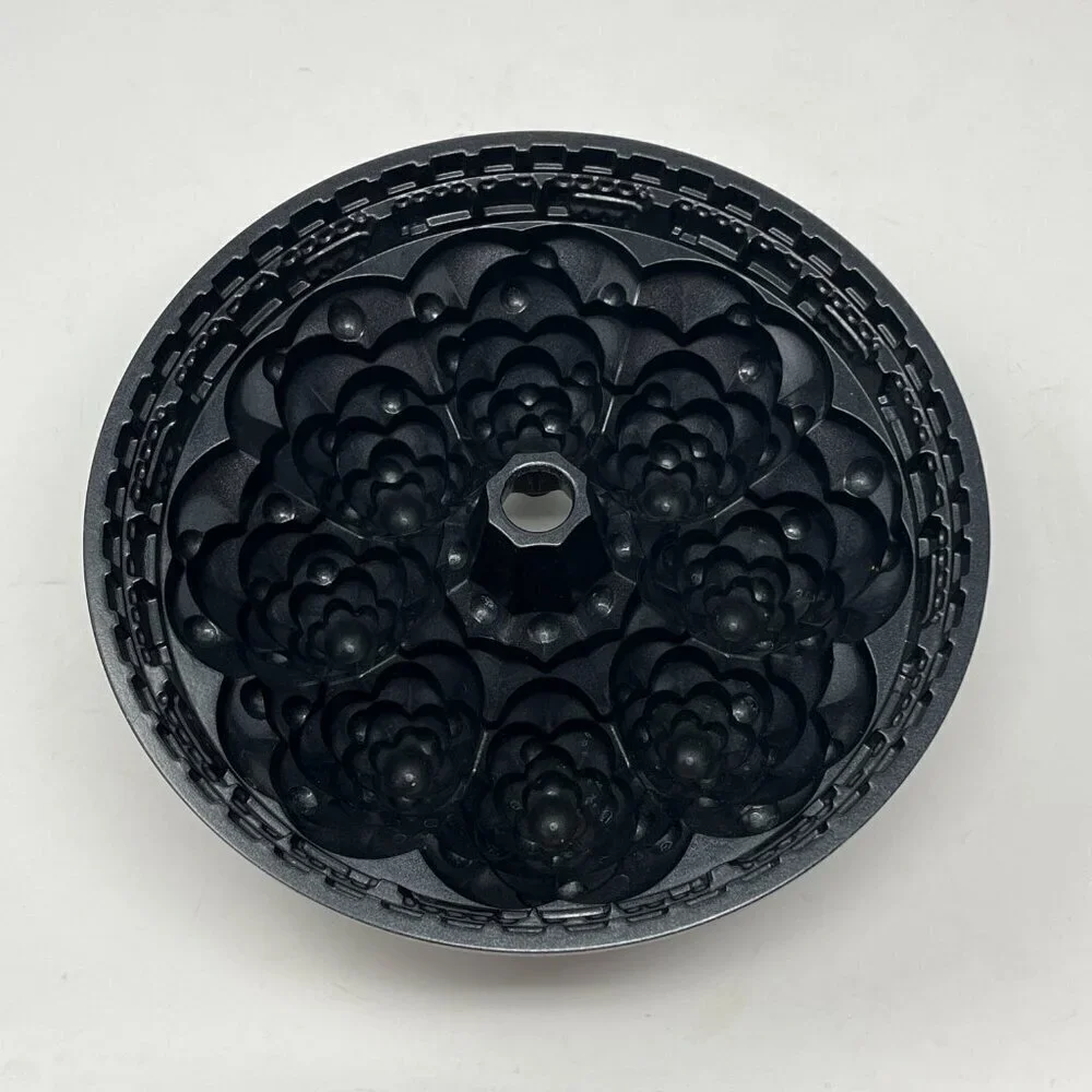 Nordic Ware Holiday Tree Bundt Cake Pan 10 cups cast aluminum EUC